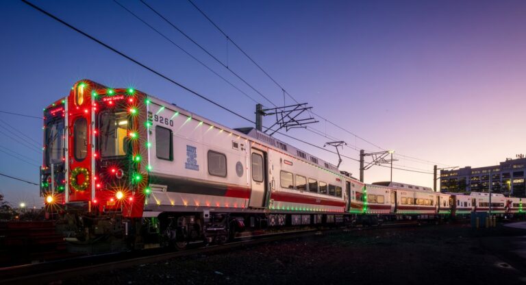 MTA rolls out first-of-its-kind Metro-North 'holiday train'