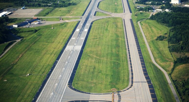 Gov. Hochul calls on feds to give NY more authority over drones, following airport hiccup